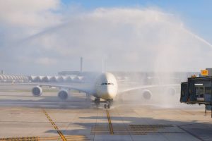 สายการบินเอทิฮัด ปักหมุดกรุงเทพฯ ต้อนรับ A380 ลงจอดครั้งแรกในประเทศไทย ยกระดับประสบการณ์การเดินทางระดับพรีเมียม สายการบินเอทิฮัดฉลองการเปิดให้บริการเที่ยวบินแอร์บัส A380 ครั้งแรกระหว่างอาบูดาบีและกรุงเทพฯ เปิดตัวเดอะเรสซิเดนซ์ (The Residence) ห้องสวีทแบบสามห้องบนฟ้าเพียงแห่งเดียวในโลก เป็นครั้งแรกในประเทศไทย การให้บริการด้วยเครื่องบินแอร์บัส A380 ทุกวัน ช่วยเพิ่มขีดความสามารถในการรองรับผู้โดยสาร พร้อมยกระดับประสบการณ์การเดินทางระดับพรีเมียมบนเส้นทางบินยอดนิยม