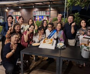 Happy Birthday เอิร์ธ สายสว่าง เรียกว่า ยังคงเป็นที่รักของเหล่าเซเลบริตี้ และ สื่อมวลชนสายไลฟ์สไตล์ เช่นเดิม สำหรับ เอิร์ธ สายสว่าง ฉายา “เจ้าแม่แห่งวงการประชาสัมพันธ์โรงแรม” เหมือนเดิม